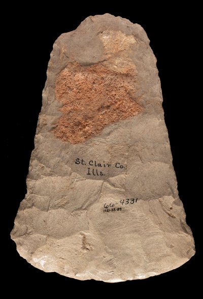 Mississippianische Hackenklinge aus Mill Creek Chert. Dieses Artefakt wurde in St. Clair County, Illinois, gesammelt von Unknown